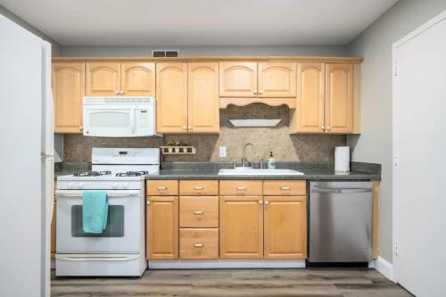 City View Newly Renovated 4 Beds with Free Parking LM1606 in Atlanta, USA