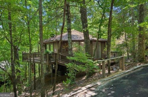 NEW LISTING Treetopper Knoll Chalet in Jasper, USA