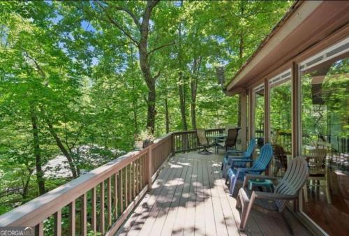 NEW LISTING Treetopper Knoll Chalet in Jasper, USA