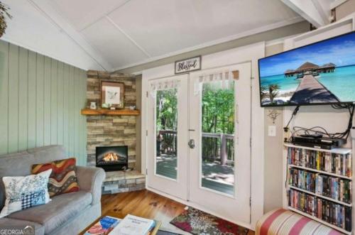 NEW LISTING Treetopper Knoll Chalet in Jasper, USA