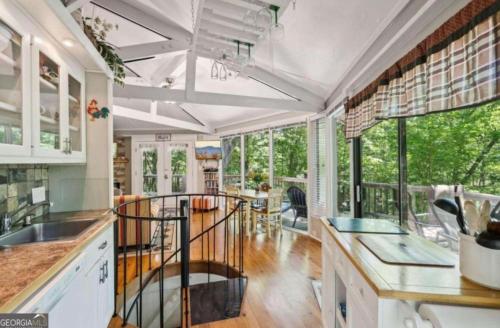 NEW LISTING Treetopper Knoll Chalet in Jasper, USA