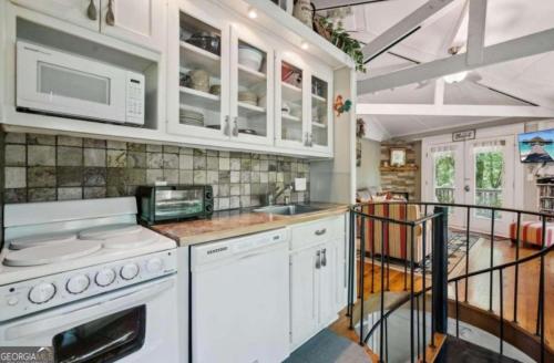 NEW LISTING Treetopper Knoll Chalet in Jasper, USA