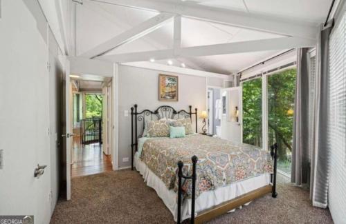 NEW LISTING Treetopper Knoll Chalet in Jasper, USA