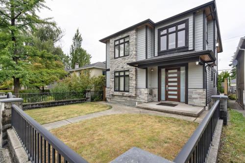Central Main Street Home Minutes from QE Park in Vancouver, Canada