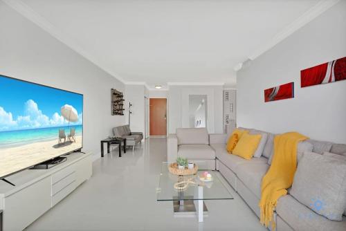 Beautiful apartment with pool and gym in Hollywood, USA