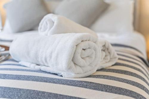 Stylish Modern Home - Sleeps 5 - FREE Parking