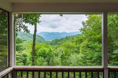 Sky Valley Retreat with Fire Pit and Mountain Views! in Dillard, USA