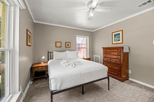 Peaceful on San Paula in Highland Meadows