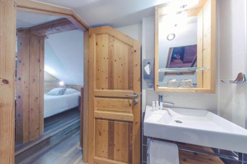 1 queen bed, 2 twin beds