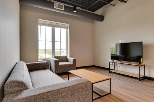 Bloomington Apartment - Walk to IU Campus and Mall!