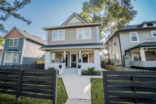 Cozy 1BR Getaway - BBQ - Backyard - Pet - Friendly near Indianapolis Múzeum