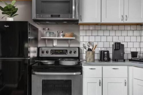 Cozy 1BR Getaway - BBQ - Backyard - Pet - Friendly near Indianapolis Múzeum