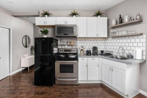 Cozy 1BR Getaway - BBQ - Backyard - Pet - Friendly near Indianapolis Múzeum