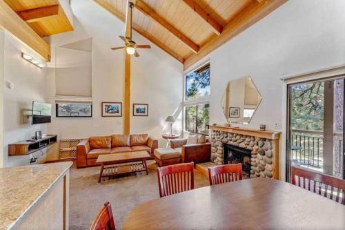Alpine Retreat by Northstar Hot Tub & Shuttle Access, Truckee
