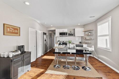 Beautiful 1Bedroom Apt - with Spacious Living Room thumb 2