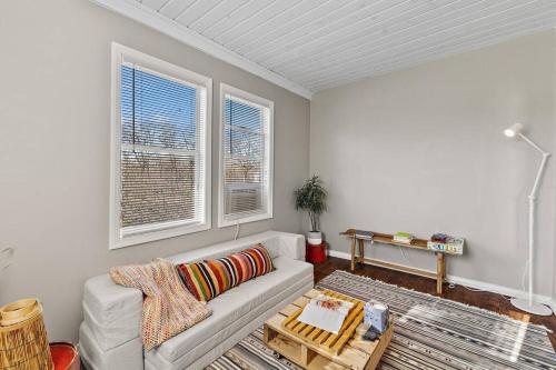 Beautiful 1Bedroom Apt - with Spacious Living Room thumb 4
