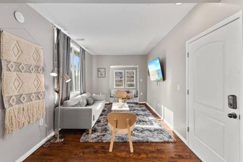 Beautiful 1Bedroom Apt - with Spacious Living Room detail