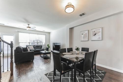 Spacious 4-bedroom house with AC and WiFi in amazing Entire home in Irving, Texas in Irving, USA