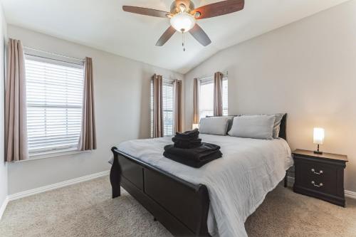 Spacious 4-bedroom house with AC and WiFi in amazing Entire home in Irving, Texas in Irving, USA