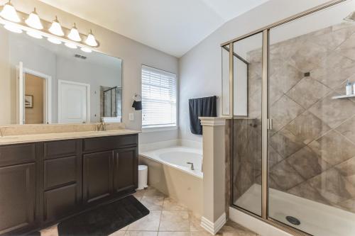 Spacious 4-bedroom house with AC and WiFi in amazing Entire home in Irving, Texas in Irving, USA