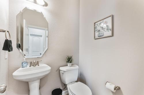 Spacious 4-bedroom house with AC and WiFi in amazing Entire home in Irving, Texas in Irving, USA