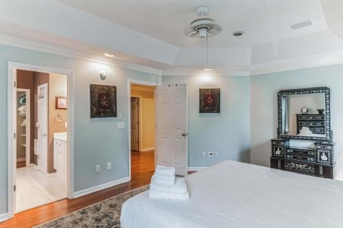 Peachy Pied-à-Terre-10 Miles to Historic Savannah-Pool - image 7