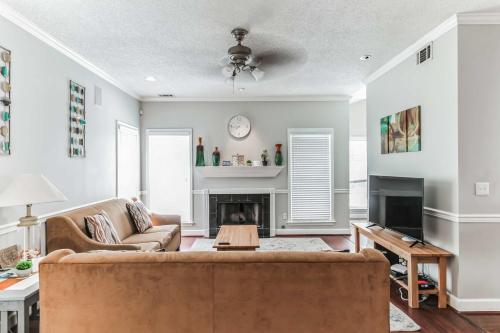 Peachy Pied-à-Terre-10 Miles to Historic Savannah-Pool - image 5