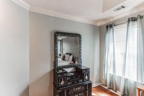 Peachy Pied-à-Terre-10 Miles to Historic Savannah-Pool - main image