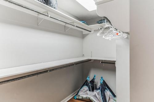 Peachy Pied-à-Terre-10 Miles to Historic Savannah-Pool - image 10