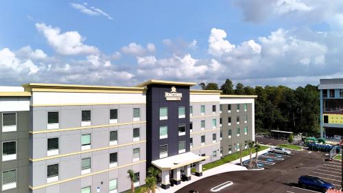 HomeTowne Studios by Red Roof Tampa - Airport in Tampa, USA