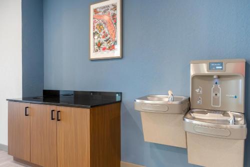 HomeTowne Studios by Red Roof Tampa - Airport in Tampa, USA