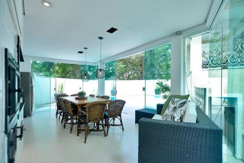 Mansão com piscina (Mansao com piscina) in ริโอเปเกโน