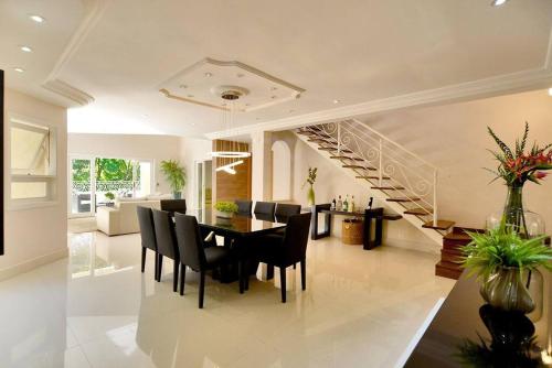 Mansão com piscina (Mansao com piscina) in ริโอเปเกโน