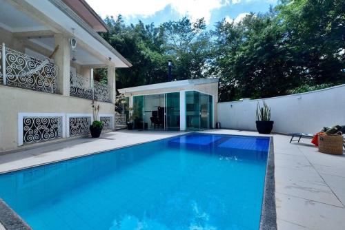 Mansão com piscina (Mansao com piscina) in ริโอเปเกโน