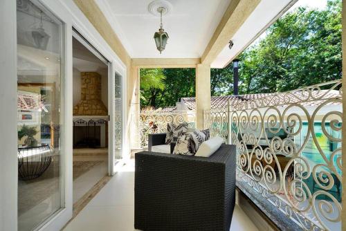 Mansão com piscina (Mansao com piscina) in ริโอเปเกโน