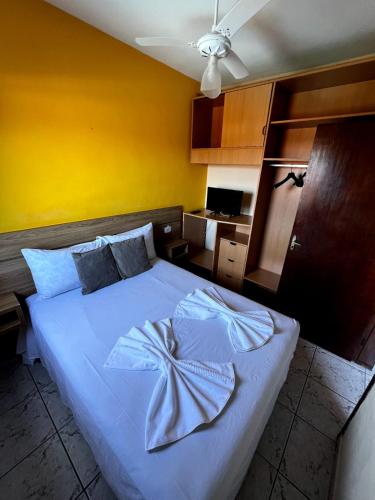 1 queen bed, 2 twin beds