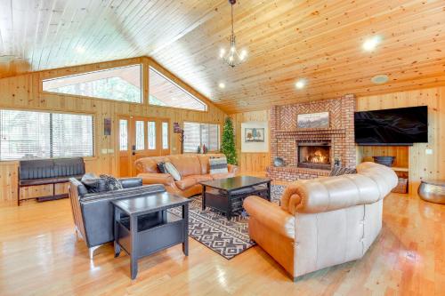 Expansive Pinetop Cabin with Fireplace and Grill! - image 7