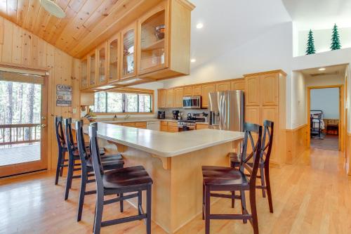 Expansive Pinetop Cabin with Fireplace and Grill! - image 11