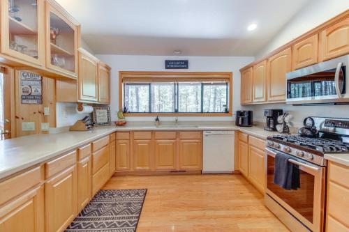 Expansive Pinetop Cabin with Fireplace and Grill! - image 14