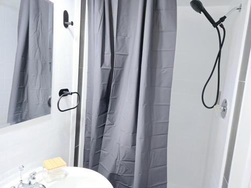 Charming Room With Attached Private Bath in the Heart of Vancouver! Private parking, Self Check-in & Just 4 mins to Metrotown! in Vancouver, Canada