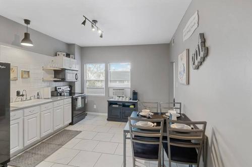 Pet&Baby Friendly 2BR w- in-unit Laundry WIFI thumb 3