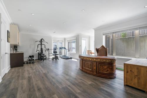 Elegant Vancouver Room with Private Bathroom in Vancouver, Canada