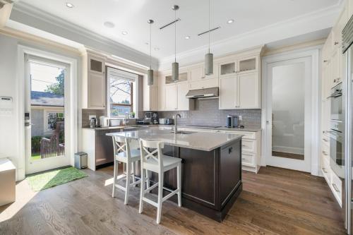 Elegant Vancouver Room with Private Bathroom in Vancouver, Canada