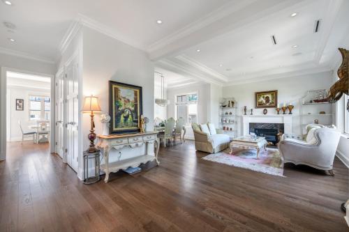 Elegant Vancouver Room with Private Bathroom in Vancouver, Canada