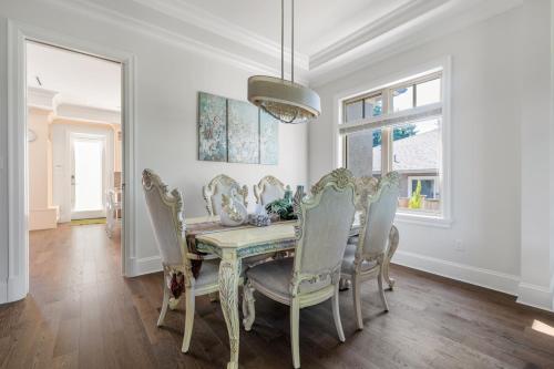 Elegant Vancouver Room with Private Bathroom in Vancouver, Canada