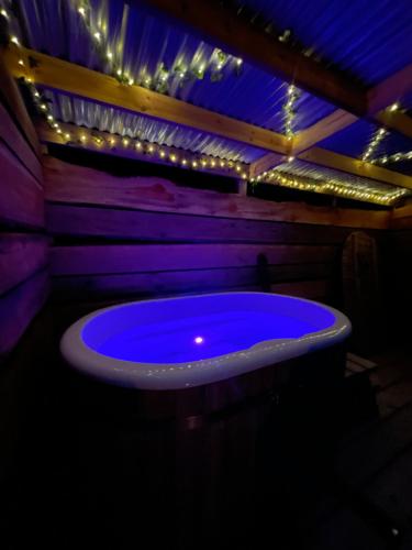 Sparrow Cabin Hot Tub in Barham