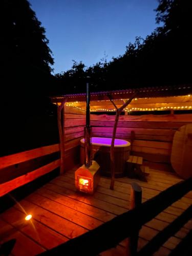 Iekārtas, Sparrow Cabin Hot Tub in Barham