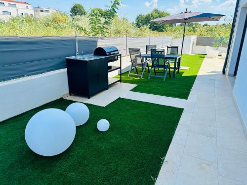 Létesítmények, New exclusive apartment Green Horizon with garden, hot tub and private pool near the sea in Spadici