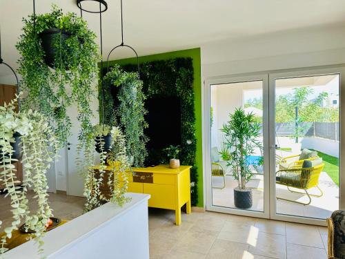 Erkély/terasz, New exclusive apartment Green Horizon with garden, hot tub and private pool near the sea in Spadici