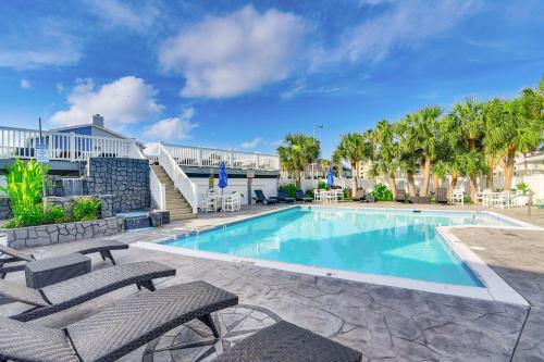 Relaxing Galveston Condo about 1 Mile to Beach! - main image